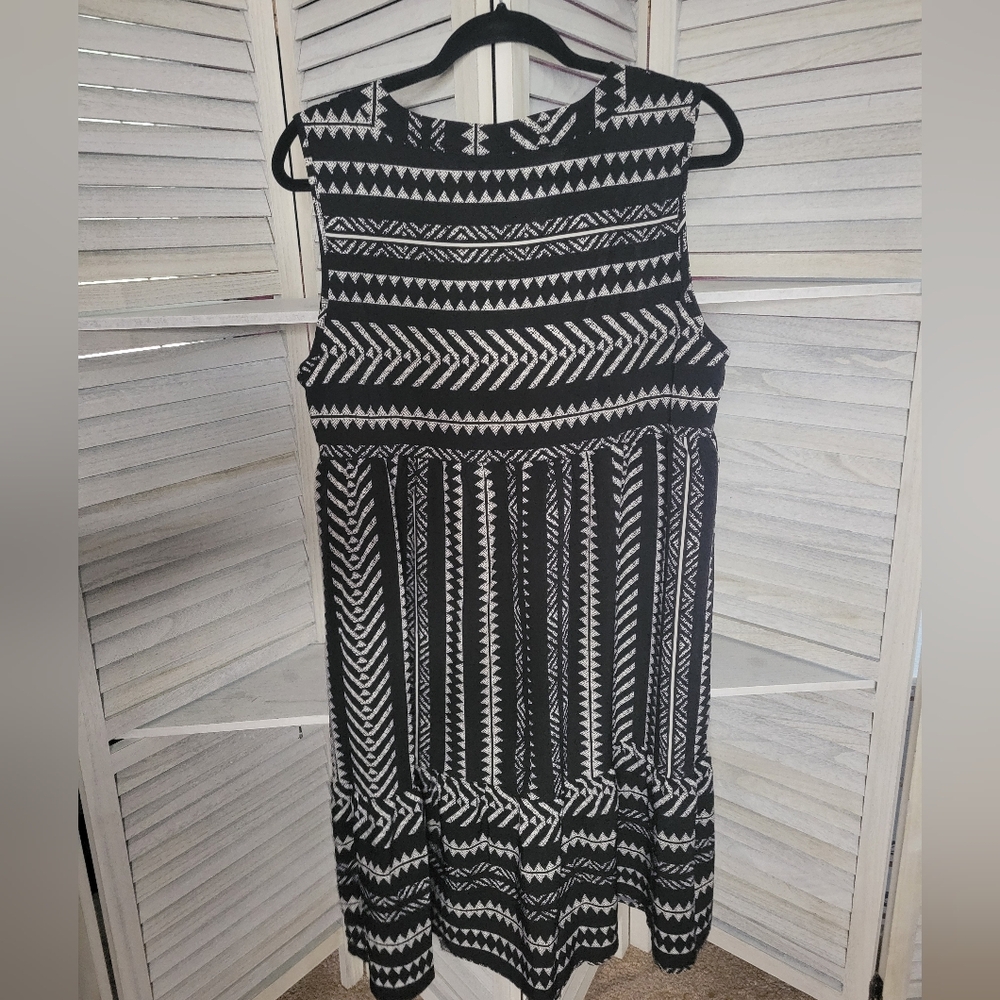 BloomChic Black and White Geometric Midi Dress - Picture 2 of 3